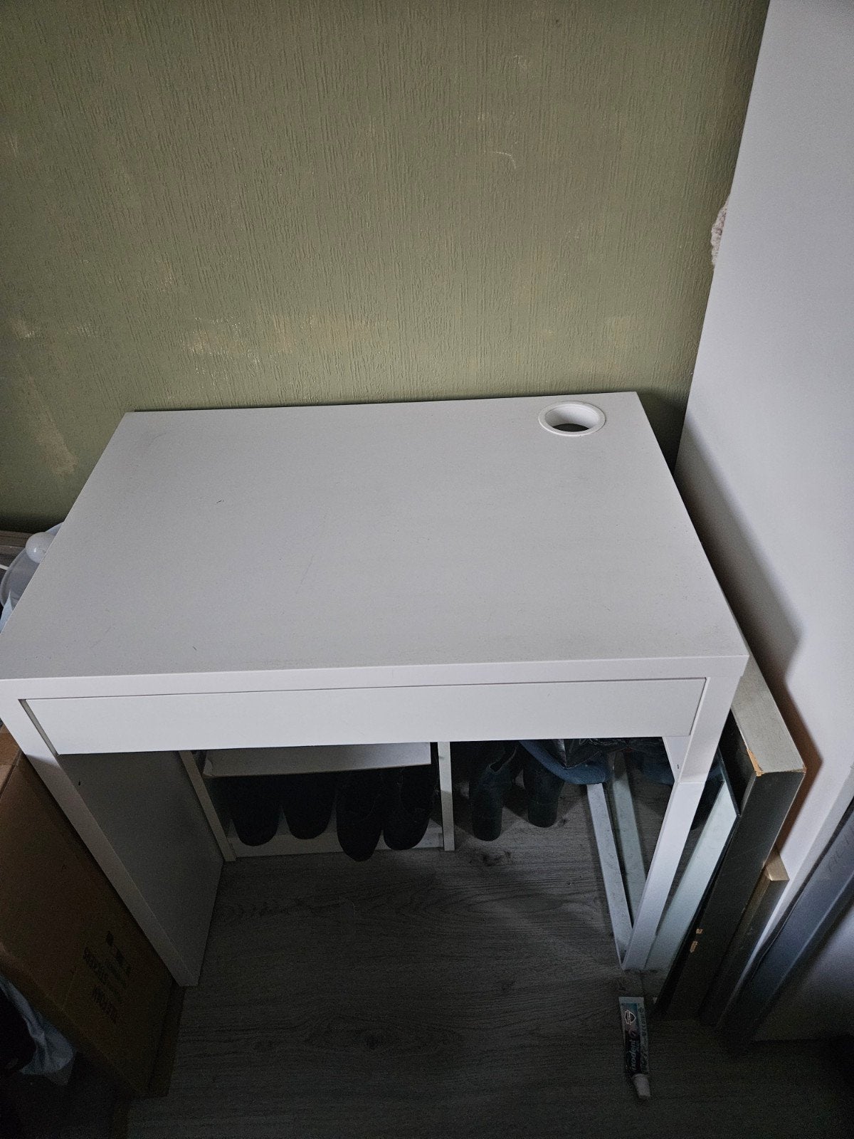 Wit bureau met lade en kabeldoorvoer, Ophalen