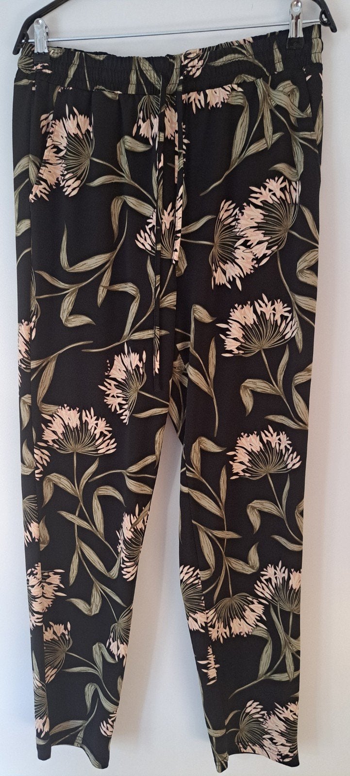 Norah broek met bloemenprint - Maat 42, Zwart, Maat 42/44 (L), Ophalen of Verzenden, Zo goed als nieuw