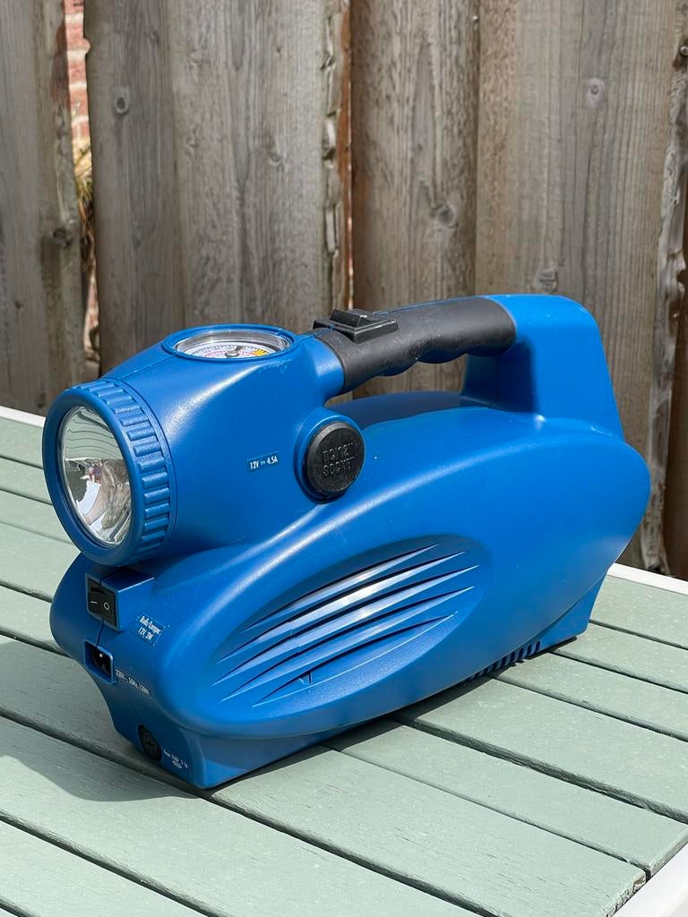 Luchtcompressor/pomp met manometer en verlichting, Caravans en Kamperen, Luchtpompen, Zo goed als nieuw, Ophalen of Verzenden
