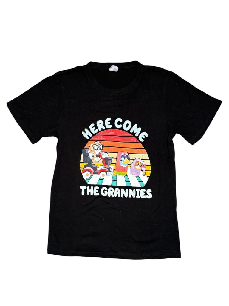 Bluey T-shirt “Here come the grannies” maat S, Kleding | Heren, T-shirts, Zo goed als nieuw, Ophalen of Verzenden