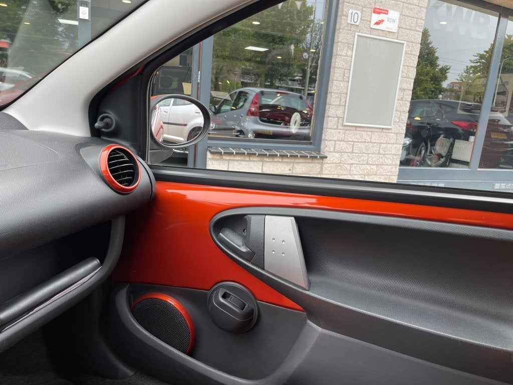 Foto 4 van Toyota Aygo 1.0 VVT-i Dyn Facelift Led Nw Apk NAP (bj 2012)