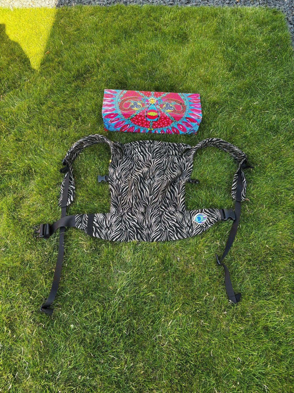 Artipoppe draagzak Zephyr met zebraprint en pauwlogo, Buik of Rug, Zo goed als nieuw, Draagzak, Ophalen
