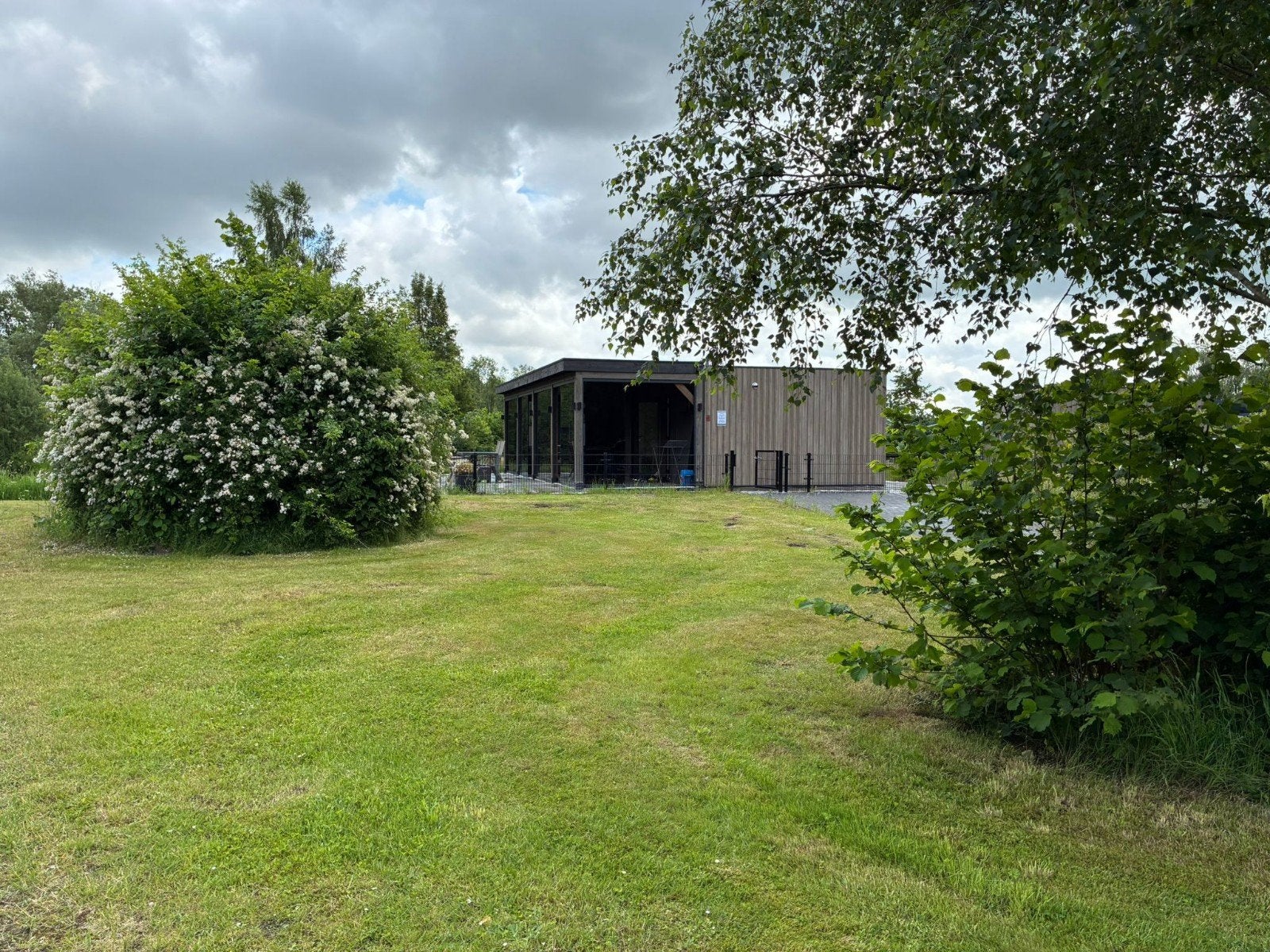 Te huur super luxe 4 persoons chalet, Vakantie, In bos, 2 slaapkamers, Recreatiepark, Groningen