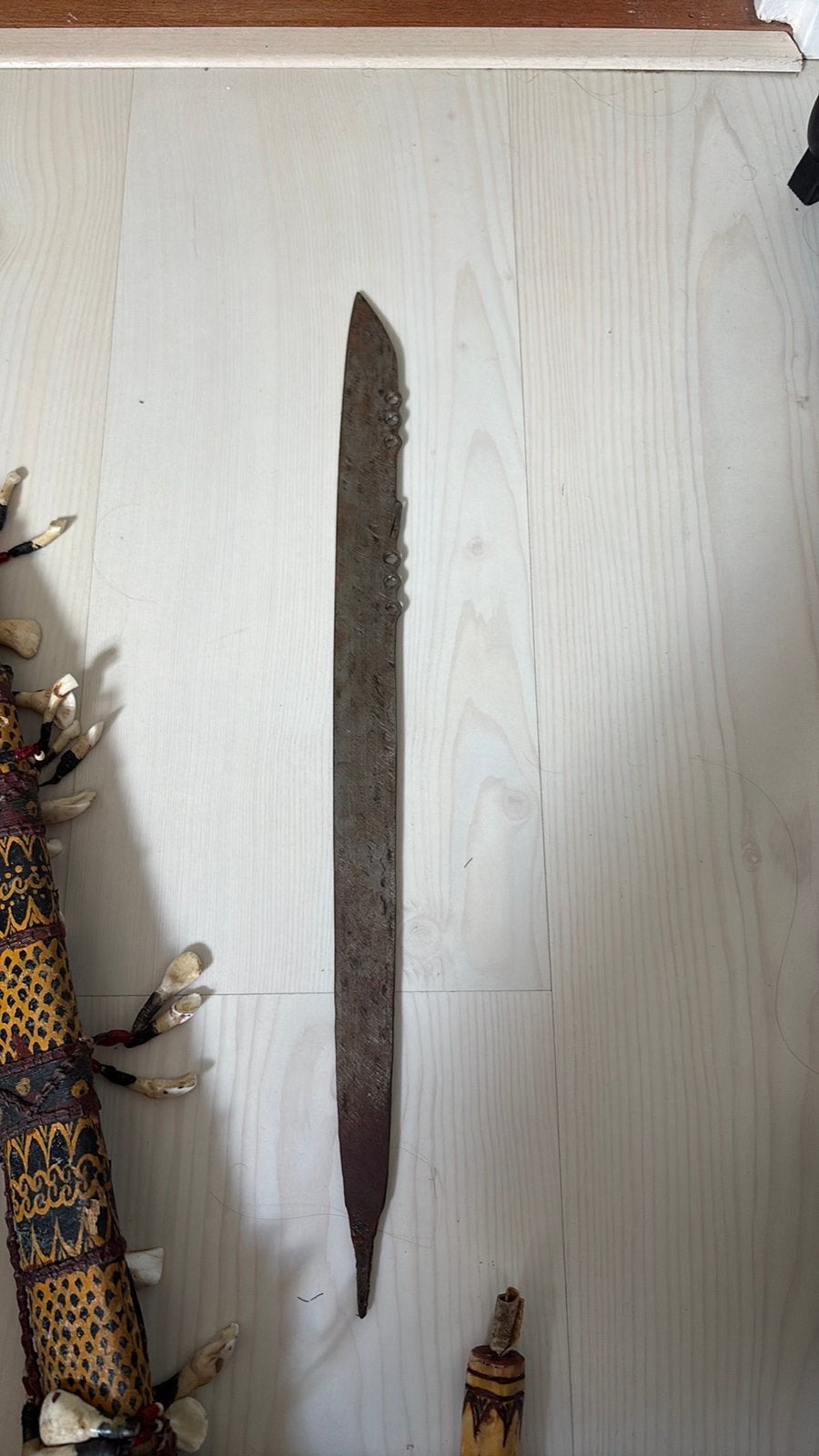 Dayak Mandau uit Borneo met rijk versierde schede, Ophalen of Verzenden