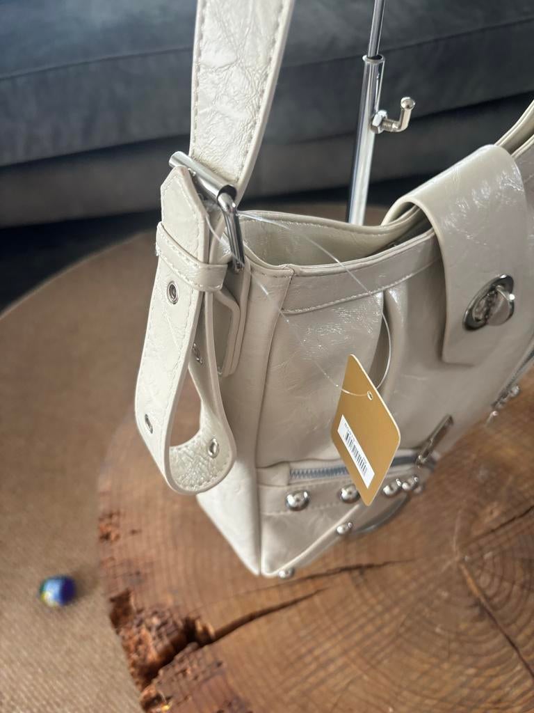 Nieuwe schoudertas met studs - Opruiming!, Sieraden, Tassen en Uiterlijk, Tassen | Schoudertassen, Ophalen of Verzenden, Nieuw