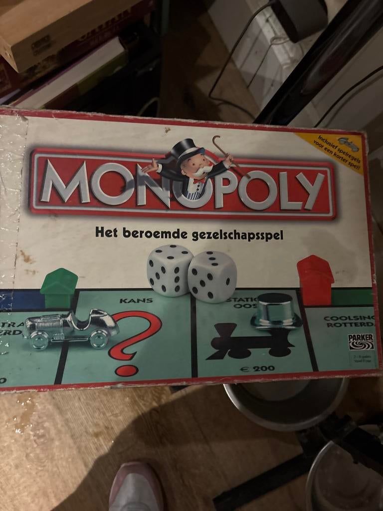 Monopoly: Het Beroemde Gezelschapsspel, Hobby en Vrije tijd, Gezelschapsspellen | Bordspellen, Drie of vier spelers, Ophalen of Verzenden