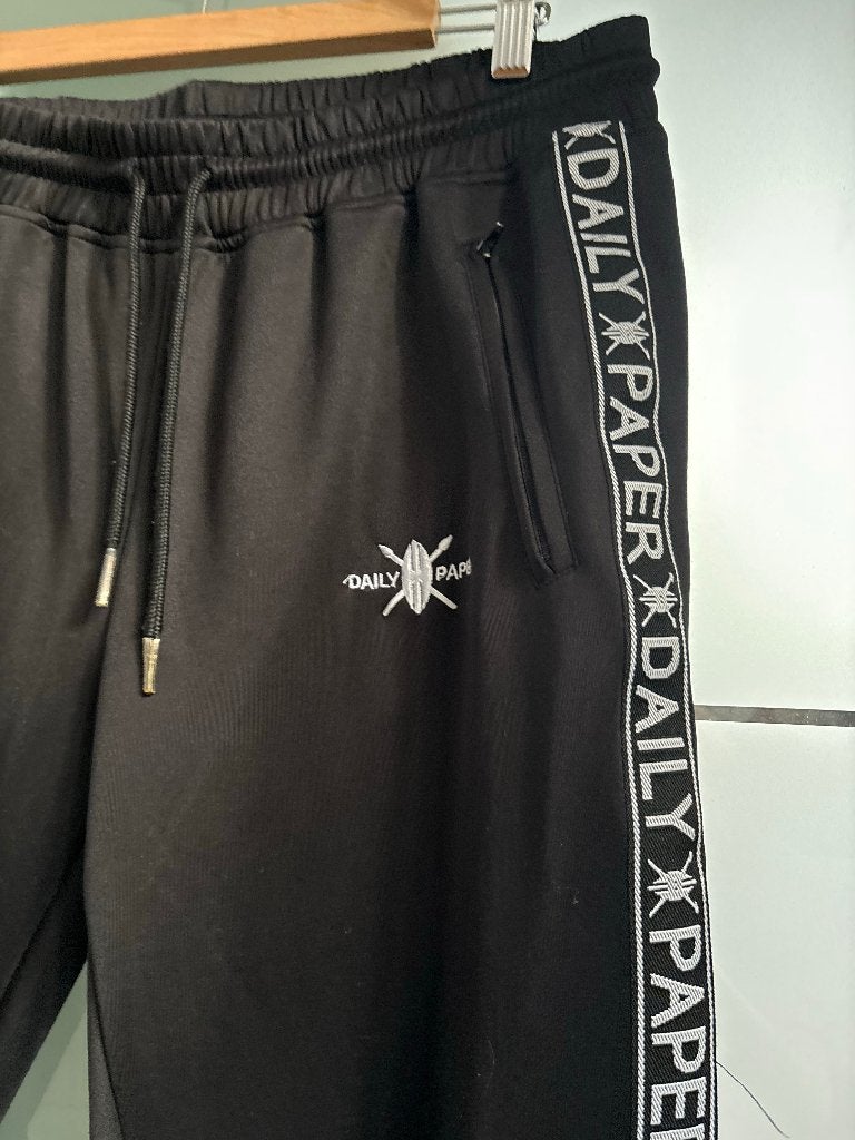 Daily Paper Etape Logo Track Pants in het zwart, Maat 48/50 (M), Zwart, Ophalen of Verzenden, Zo goed als nieuw