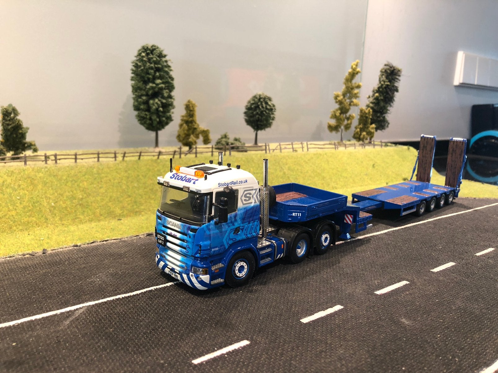 Scania R met oprij dieplader van Stobart, Hobby en Vrije tijd, Modelauto's | 1:50, Ophalen of Verzenden, Zo goed als nieuw, Bus of Vrachtwagen
