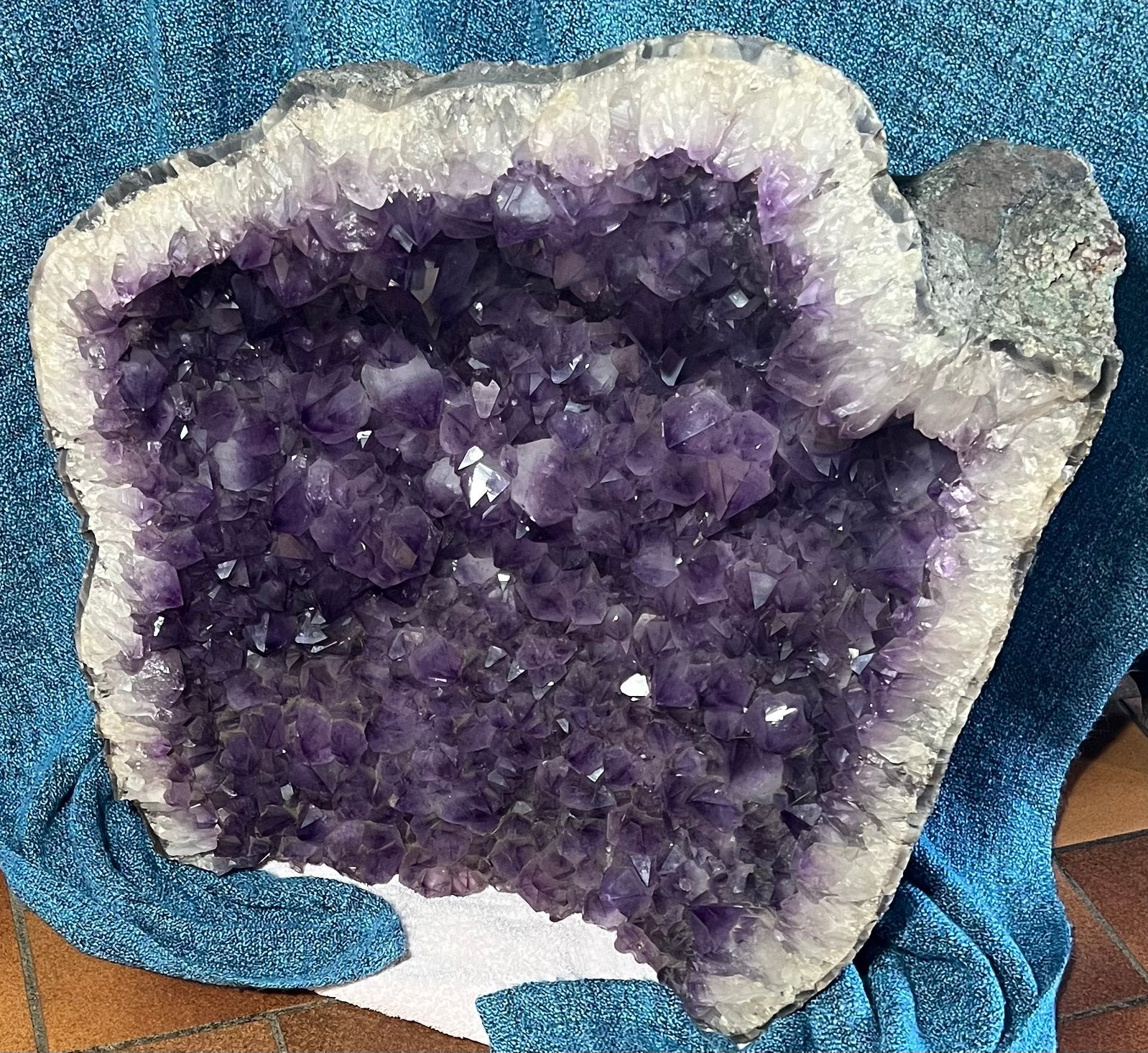 60 kilo - Mooie Grote en Zware Amethist Geode uit Brazilië, Verzamelen, Mineralen en Fossielen, Ophalen, Mineraal