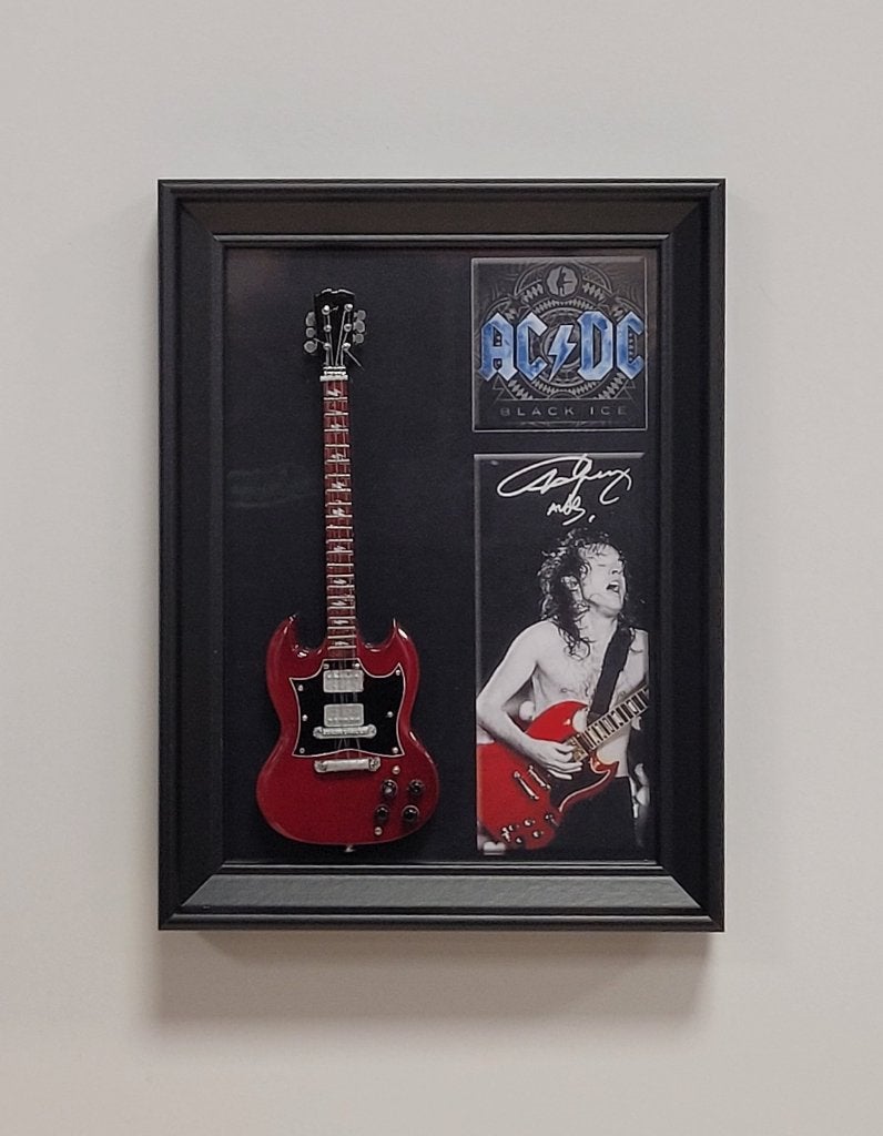 Angus Young ACDC miniatuur gitaar op lijst wanddeco deco, Info@deconoord.nl, Deco Noord, Nieuw, Ophalen of Verzenden