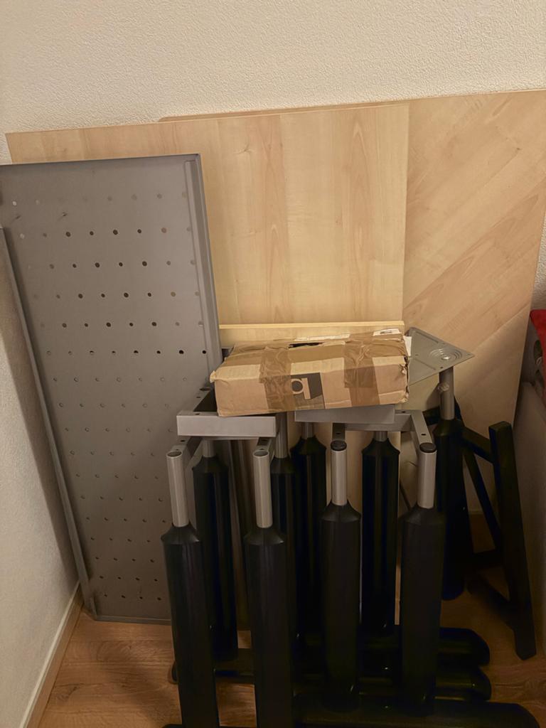 Stevig  bureau met licht houten blad en blauw metalen poten, Ophalen, Gebruikt, Hout, Grijs