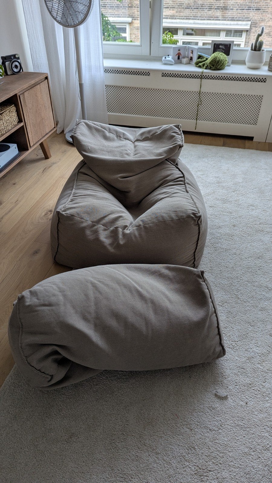 Beige-grijze zitzakstoel met voetenbank - 80x80x65cm, Ophalen, Zo goed als nieuw, Beige, Zitzak