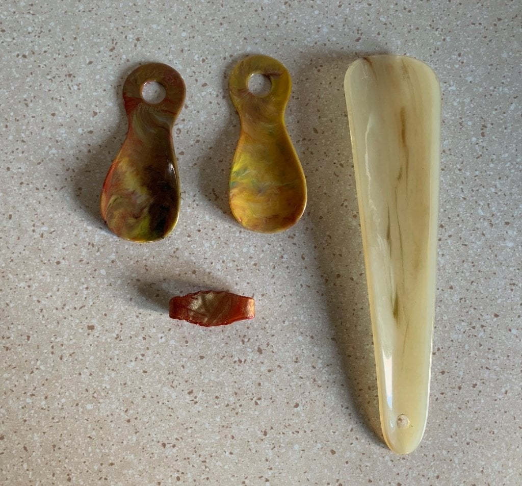 3 schoenlepels + 1 vingerdoekringetje - melanine/kunsthoorn, Ophalen of Verzenden, Gebruikt, Overige typen