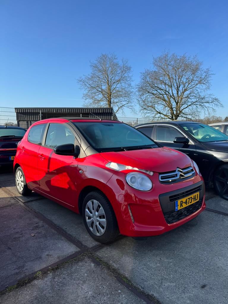 Citroën C1 1.0 E-vti 68 5-DRS 2017 Rood met cabrio dak, Auto's, Voorwielaandrijving, Stof, C1, Stoelverwarming