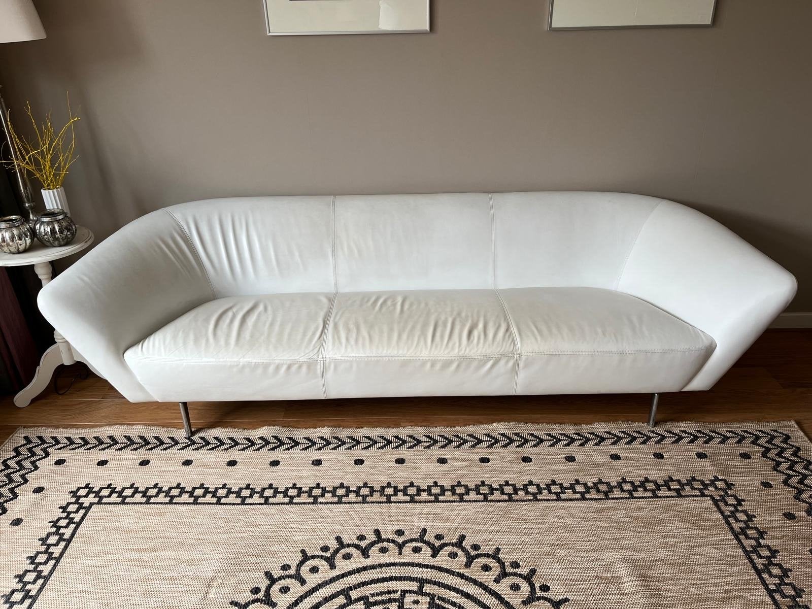 Witte design driezitsbank - Arper Loop, Huis en Inrichting, Banken | Bankstellen, Ophalen, Gebruikt, Driepersoons, Rechte bank