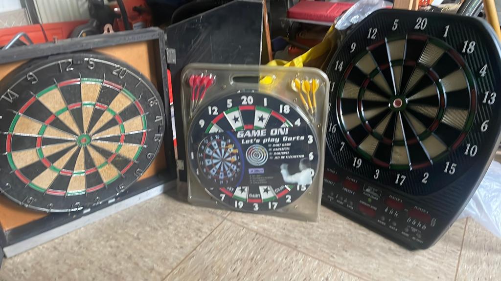 Drie dartborden met diverse pijlen, Ophalen, Gebruikt, Dartbord met pijlen, Elektronisch