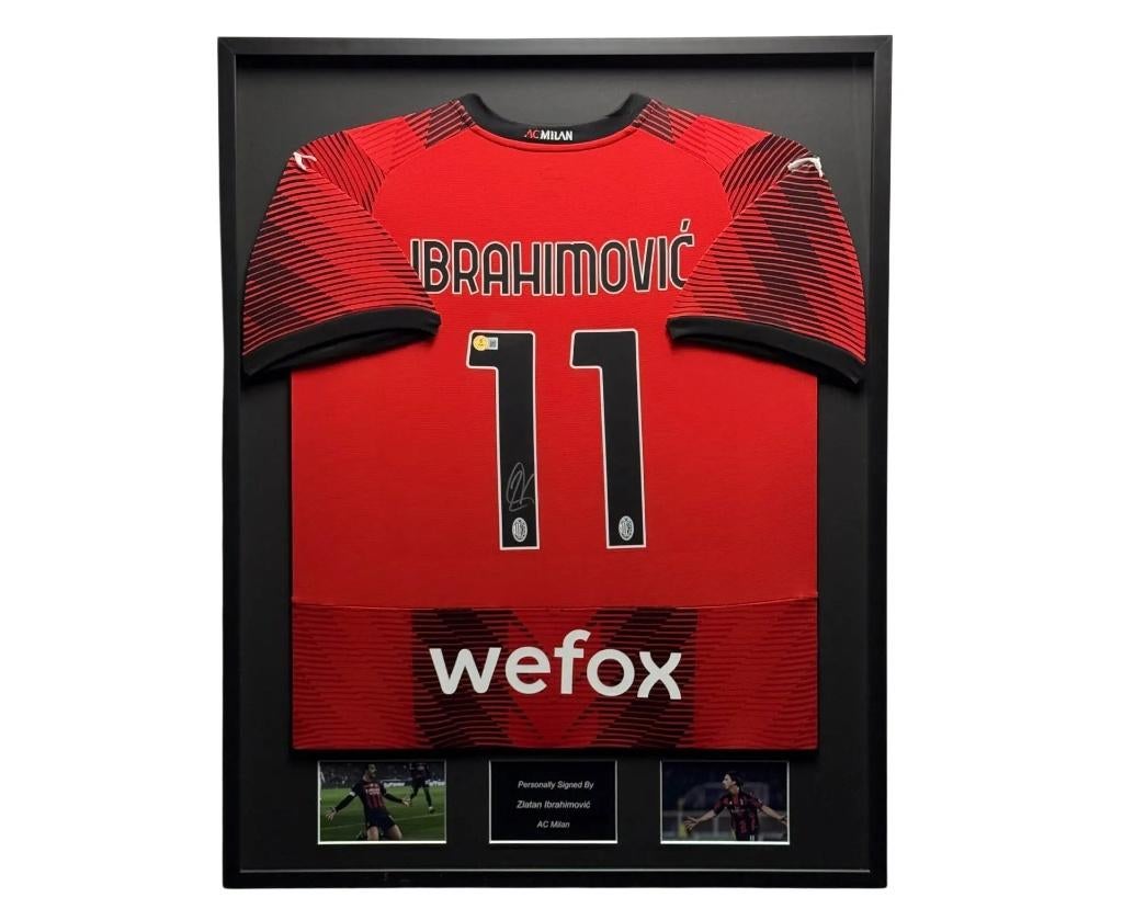 Zlatan Ibrahimovic AC Milan 24/25 ingelijst thuis shirt, Verzamelen, Sportartikelen en Voetbal, Buitenlandse clubs, Soccersignings.nl