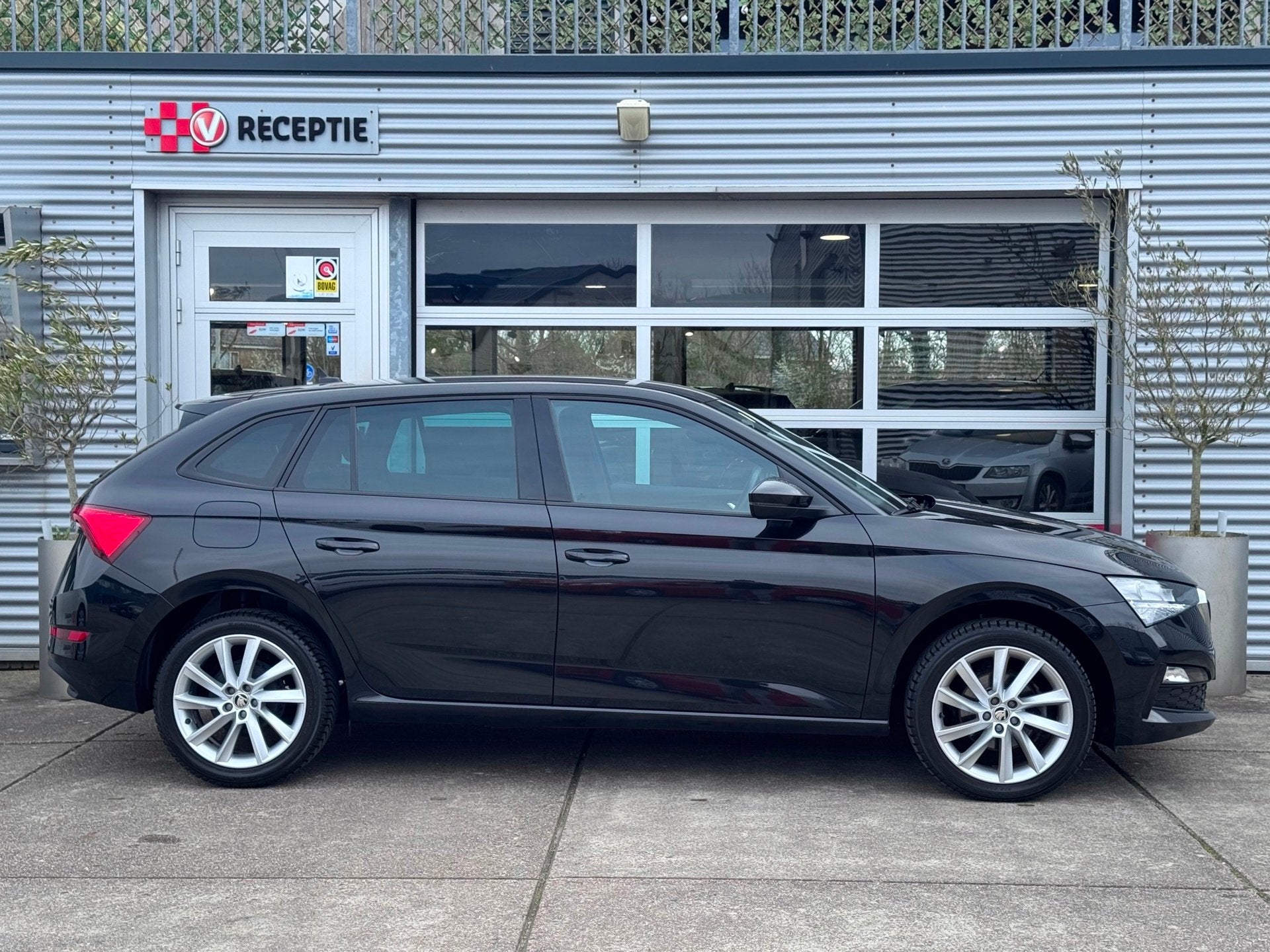 Skoda Scala 1.0 TSI Sport Business DSG/ Adapt cruise / Carpl, Auto's, Dealer onderhouden, Scala, Gebruikt, Euro 6