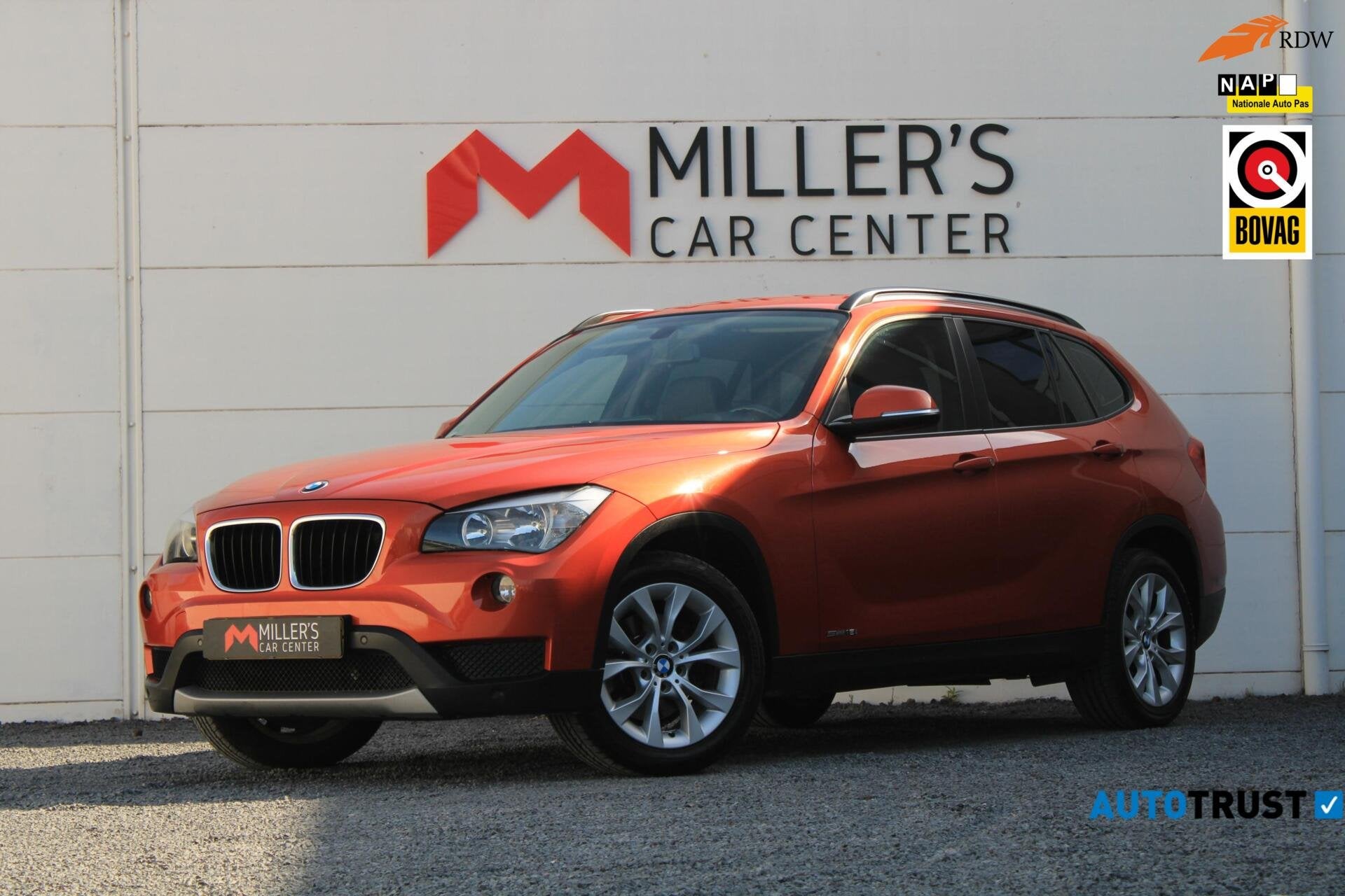 BMW X1 sDrive18i AUT PDC V+A NAVI CARPLAY STOELVERWARMING, Auto's, BMW, Achterwielaandrijving, Leder, Bedrijf, 93 €/maand