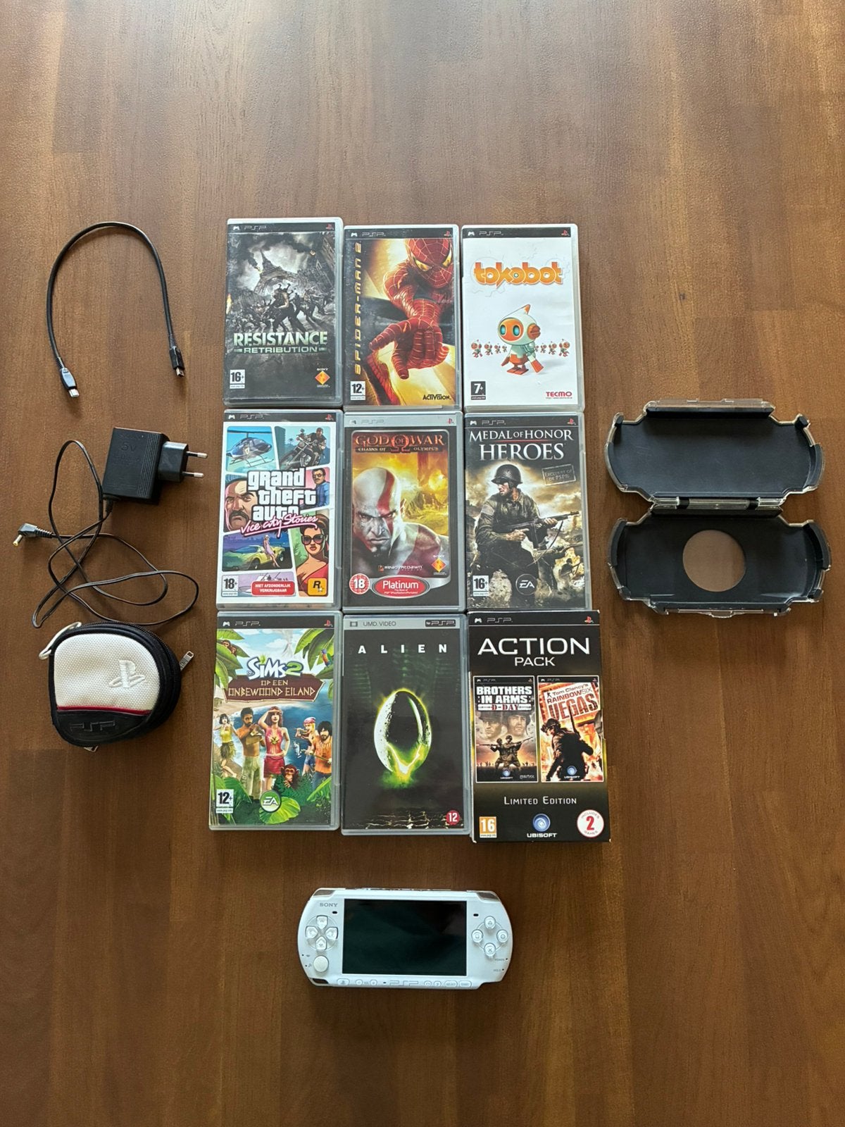 Sony PSP 3004 Pearl White + 9 games + oplader + hoes, Spelcomputers en Games, Spelcomputers | Sony PSP, Ophalen, Zo goed als nieuw