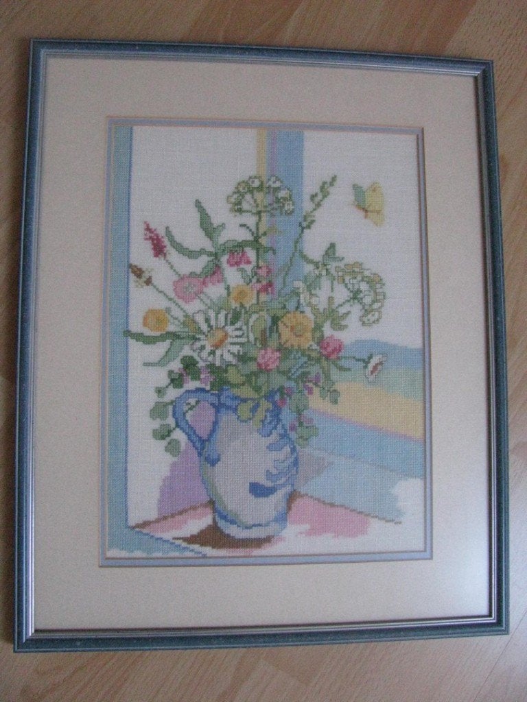 z.g.a.n. geborduurd schilderij van een vaas met bloemen, Minder dan 50 cm, Ophalen of Verzenden, Zo goed als nieuw, Schilderij