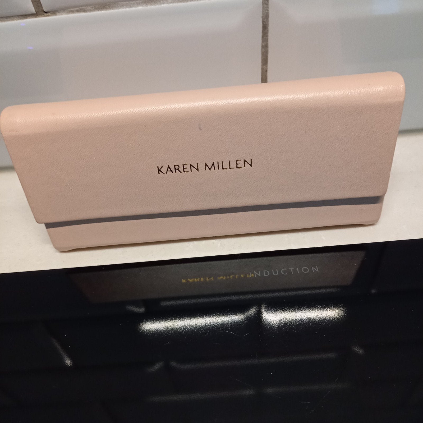 Stijlvolle Roze Karen Millen Brillenkoker / Brillenhoes, Sieraden, Tassen en Uiterlijk, Zonnebrillen en Brillen | Dames, Verzenden