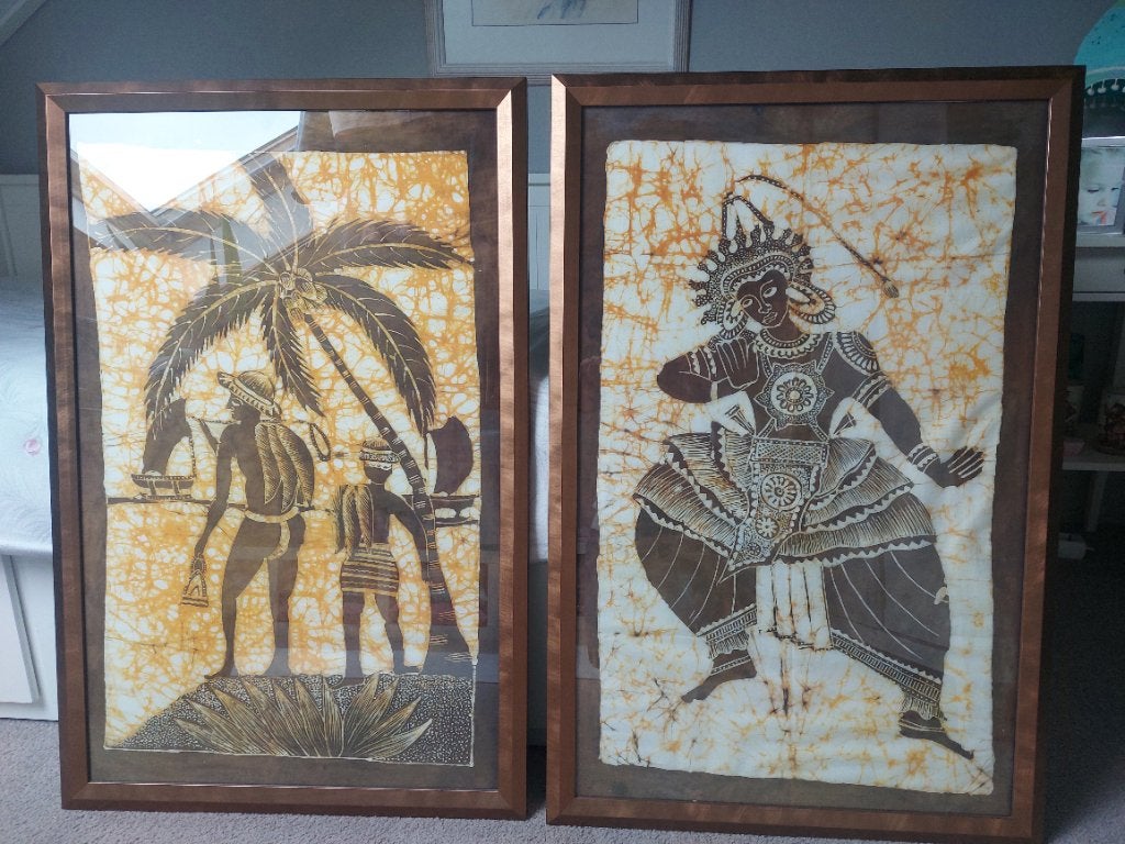 Twee houten lijsten met batik uit Sri-Lanka, Wanddecoratie, Textiel, Goud, Ophalen of Verzenden