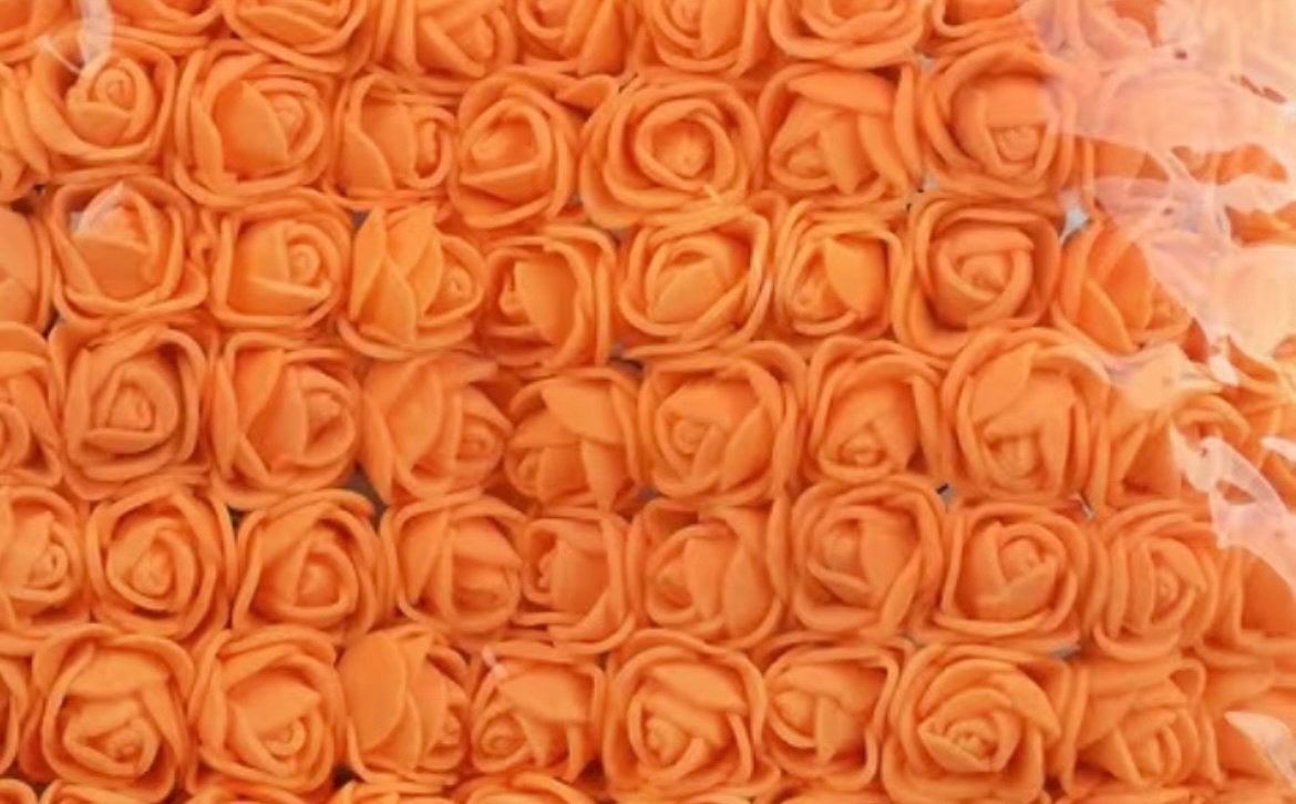 48 Oranje Mini Schuimroosjes 2cm met stekertje, Ophalen of Verzenden, Nieuw