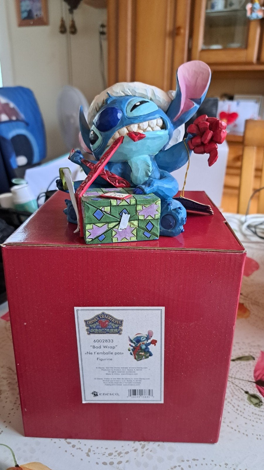 Disney Traditions Stitch "Bad Wrap" Beeldje - Kersteditie, Ophalen, Overige figuren, Zo goed als nieuw, Beeldje of Figuurtje