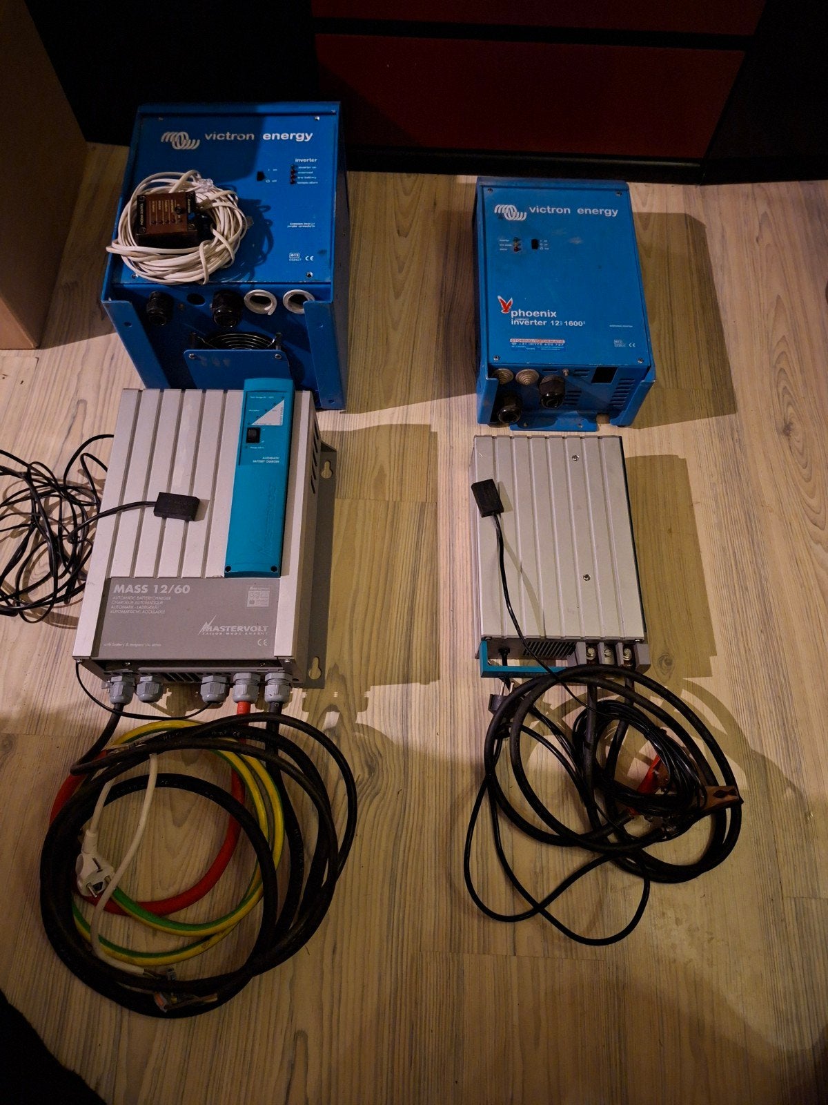 twee sets victron omvormer met mastervolt lader, Ophalen