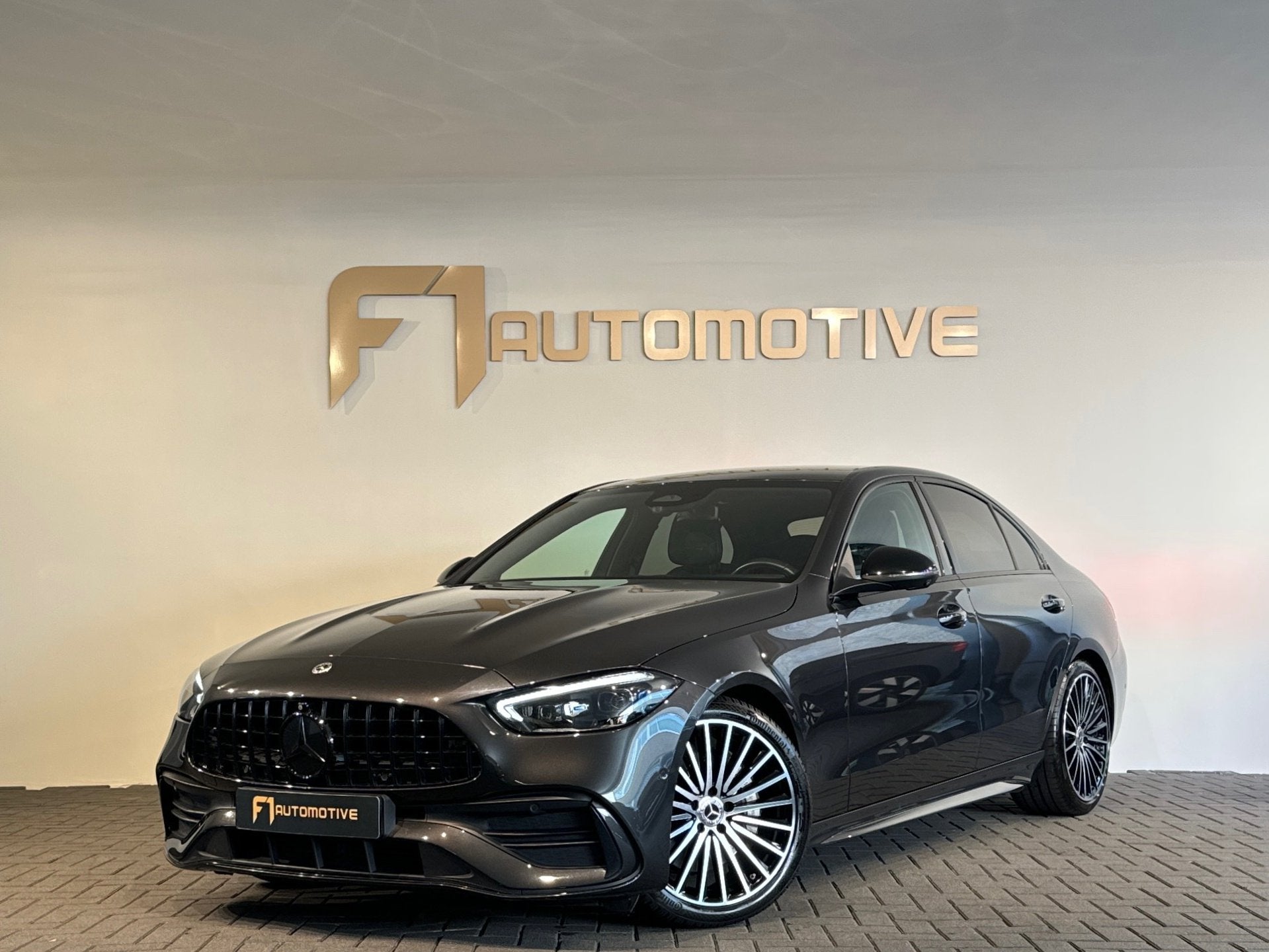Mercedes-Benz C-klasse 180 AMG Memory|Keyless|Night|360 Came, Auto's, Automaat, Dealer onderhouden, 4 cilinders, Bedrijf