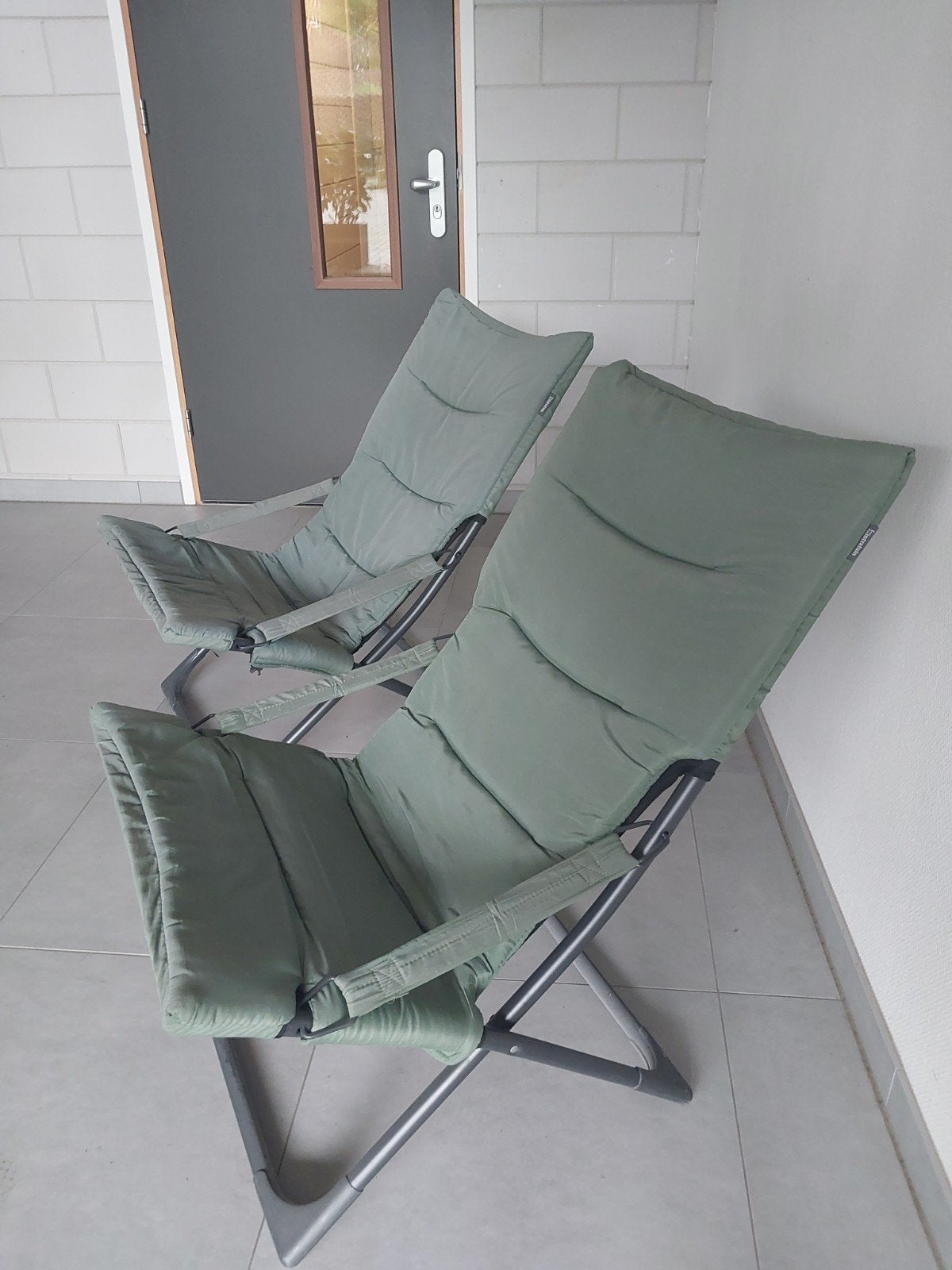 Twee groene loungestoelen van Intratuin, Ophalen