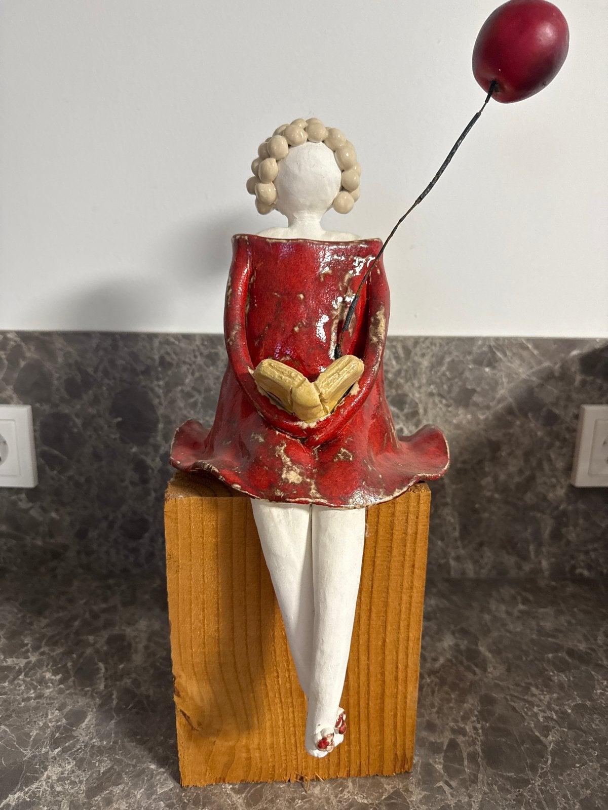 Keramieken beeldje op houten sokkel met rode ballon, Ophalen, Rood, Handgemaakt, 20 - 50 cm
