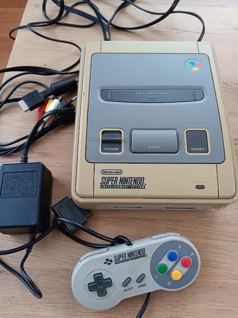 Defecte SNES Super Nintendo met Controller en Kabels!, Spelcomputers en Games, Ophalen of Verzenden, Niet werkend, Met 1 controller