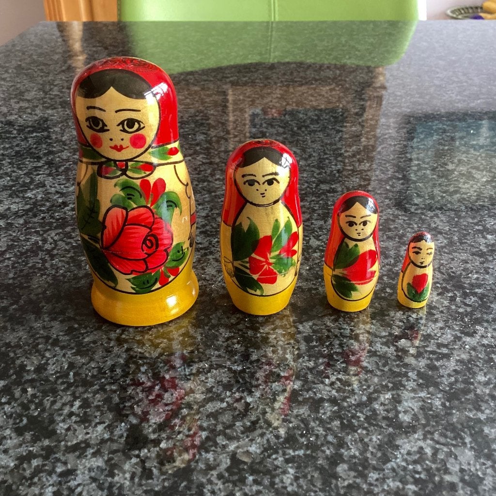 Baboesjka, Matroesjka, Rusland, rood, geel, 4 delig, Verzamelen, Poppetjes en Figuurtjes, Ophalen