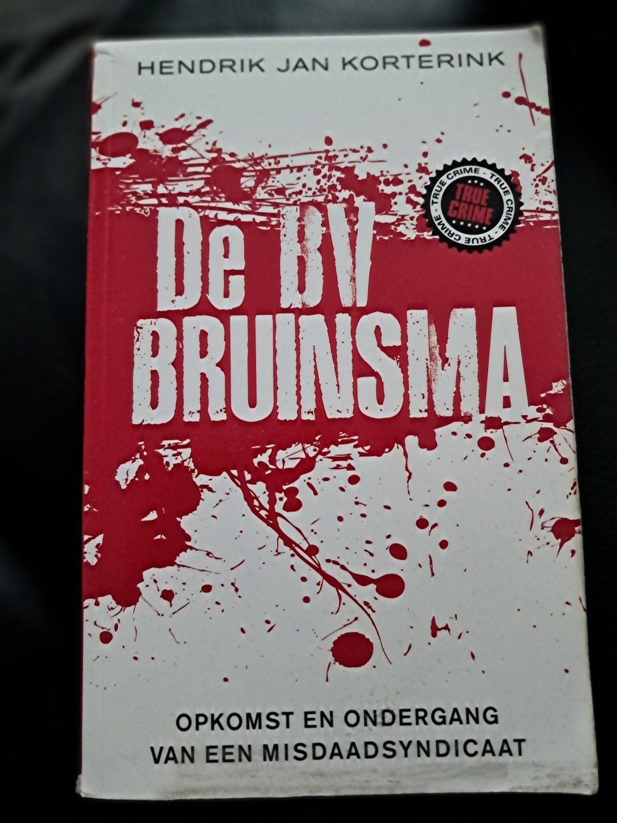 Hendrik Jan Korterink - De BV Bruinsma, Boeken, Thrillers, Zo goed als nieuw, Ophalen of Verzenden