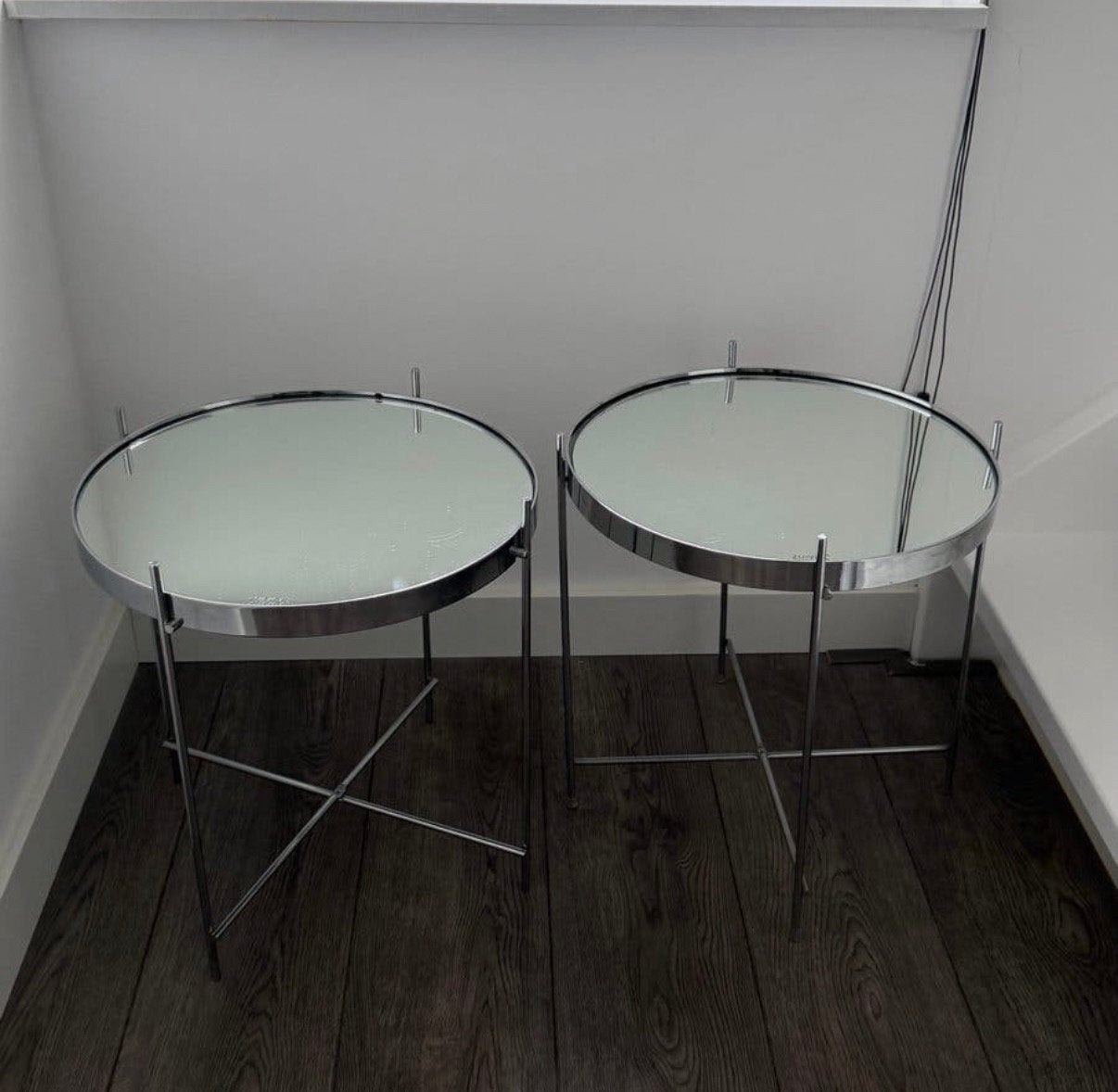 Set van 2 Zuiver Cupid bijzettafeltjes met spiegelblad, Huis en Inrichting, 45 tot 60 cm, Minder dan 55 cm, Gebruikt, Metaal of Aluminium