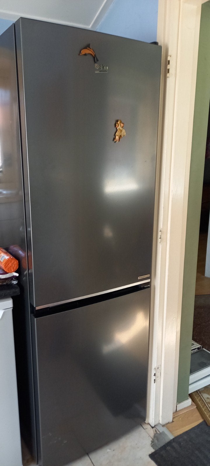 Te koop prima koel-vrieskast. Kleur grijs/bruin, Witgoed en Apparatuur, Koelkasten en IJskasten, Ophalen, Gebruikt, 200 liter of meer