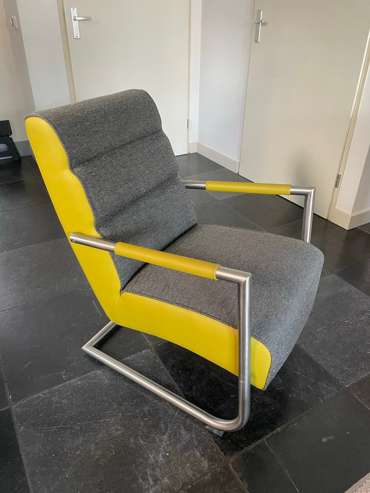 Twee mosterdgele/grijze fauteuils in zeer goede staat, Ophalen, 75 tot 100 cm, Zo goed als nieuw, Stof