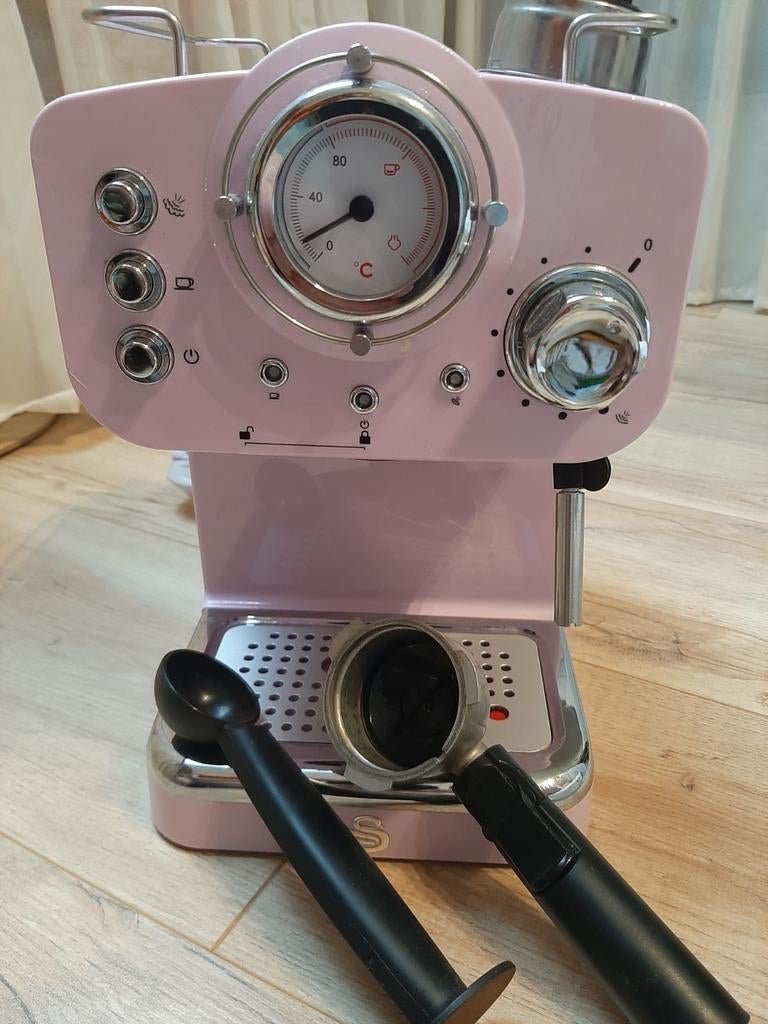 Zo goed als nieuwe roze Swan Retro Espressomachine, Witgoed en Apparatuur, Espresso apparaat, Gemalen koffie, Zo goed als nieuw