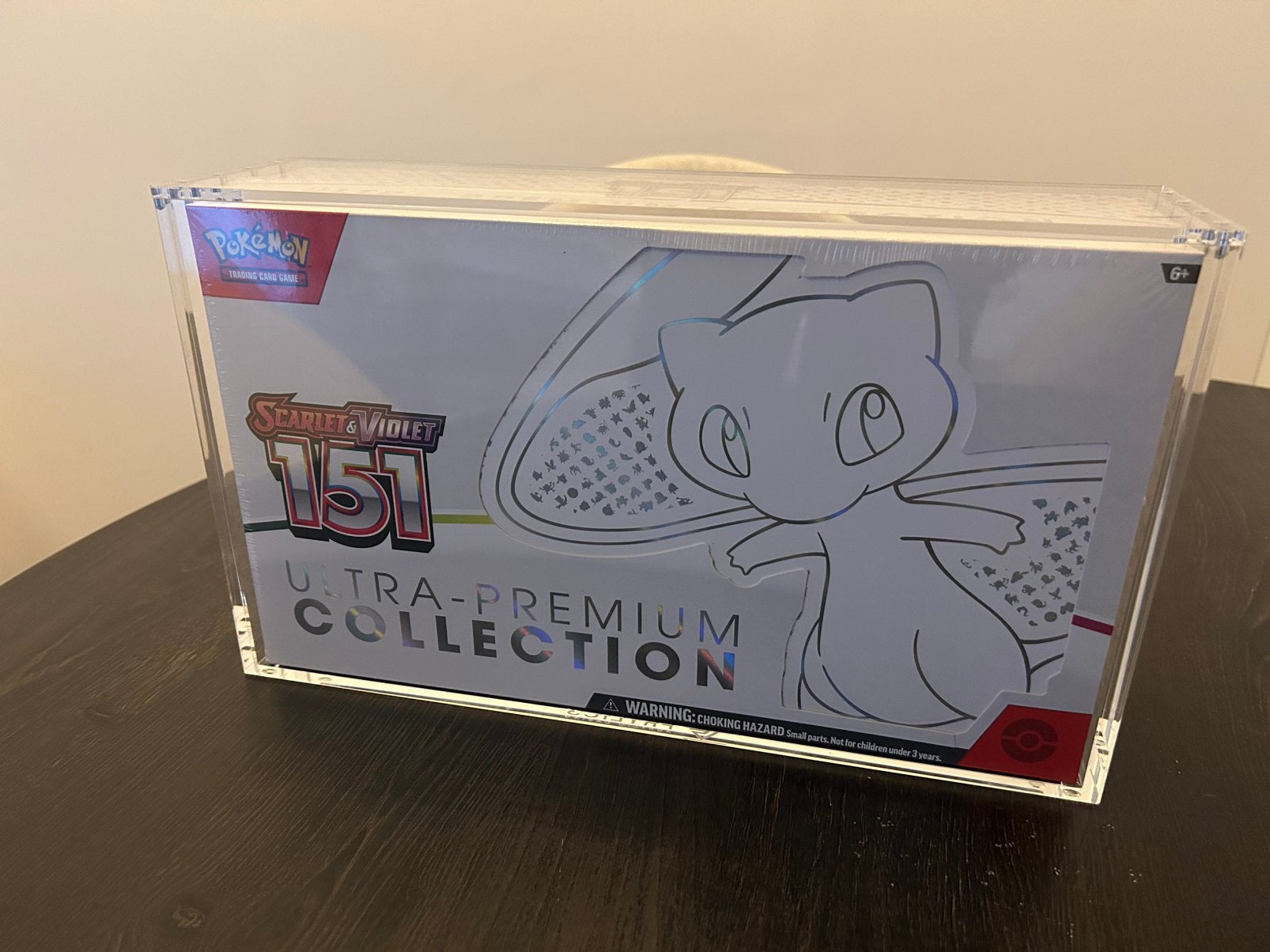 151 Ultra Premium Collection incl Acryl case / kleine tear, Hobby en Vrije tijd, Verzamelkaartspellen | Pokémon, Ophalen of Verzenden