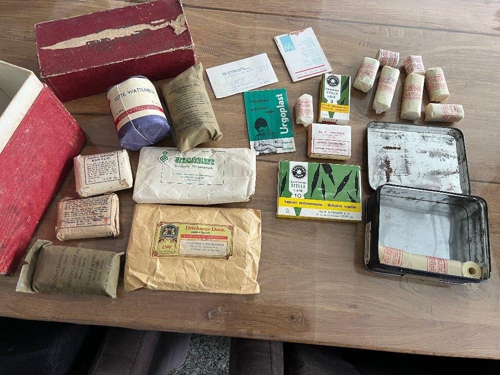 verbandtrommel met vintage verbanden etc, Diversen, Ophalen of Verzenden, Nieuw