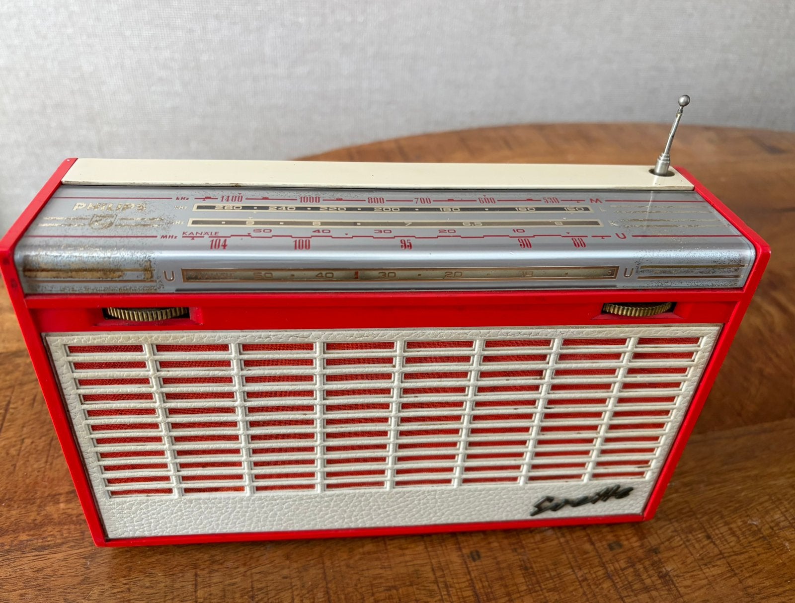 Vintage Sixties : draagbare rode Philips Evette radio, Ophalen of Verzenden, Gebruikt, Radio