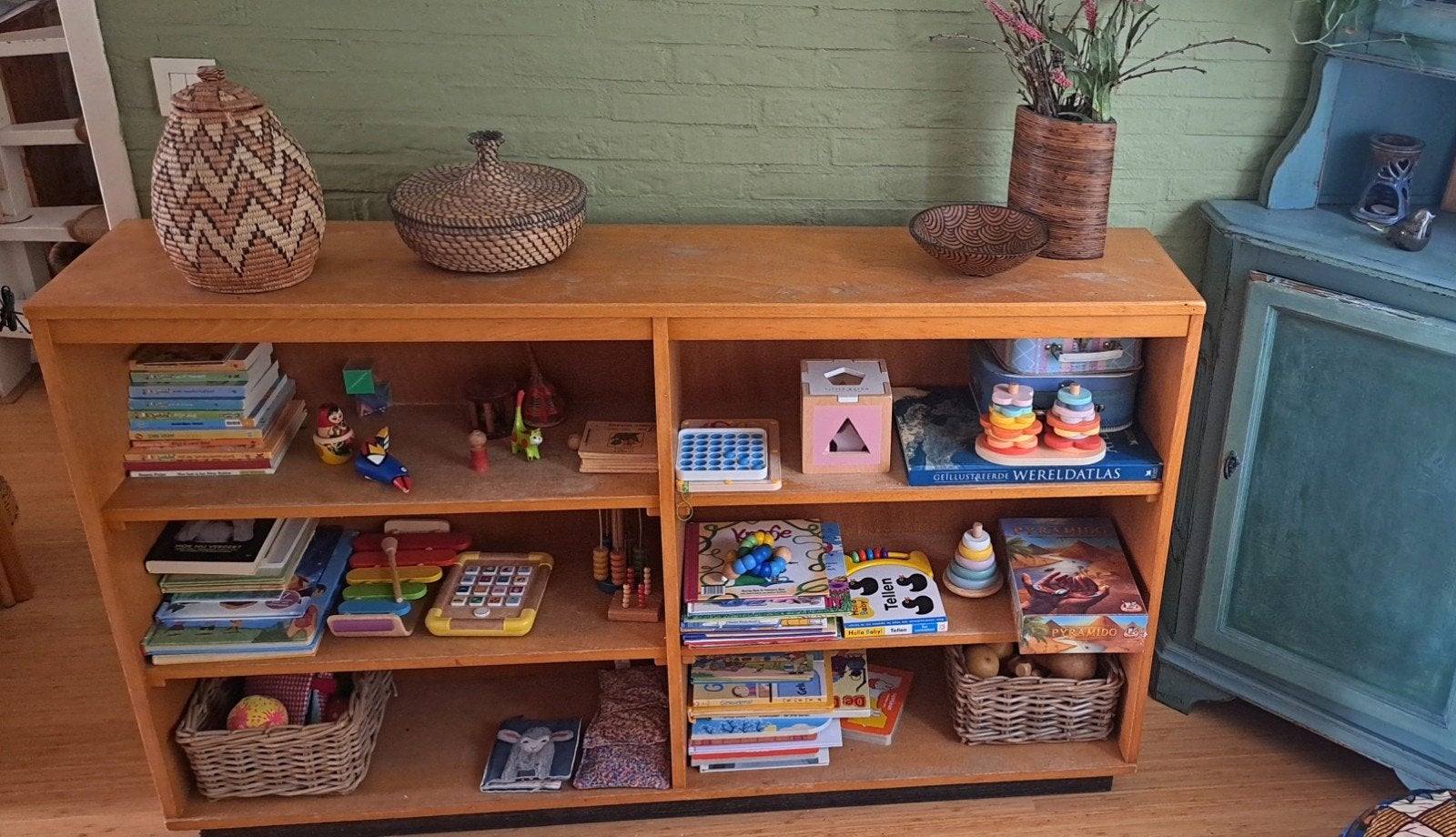 Oude stevige Schoolkast / Boekenkast - Vintage Houten Kast, Ophalen, Met plank(en), Gebruikt, 100 tot 150 cm