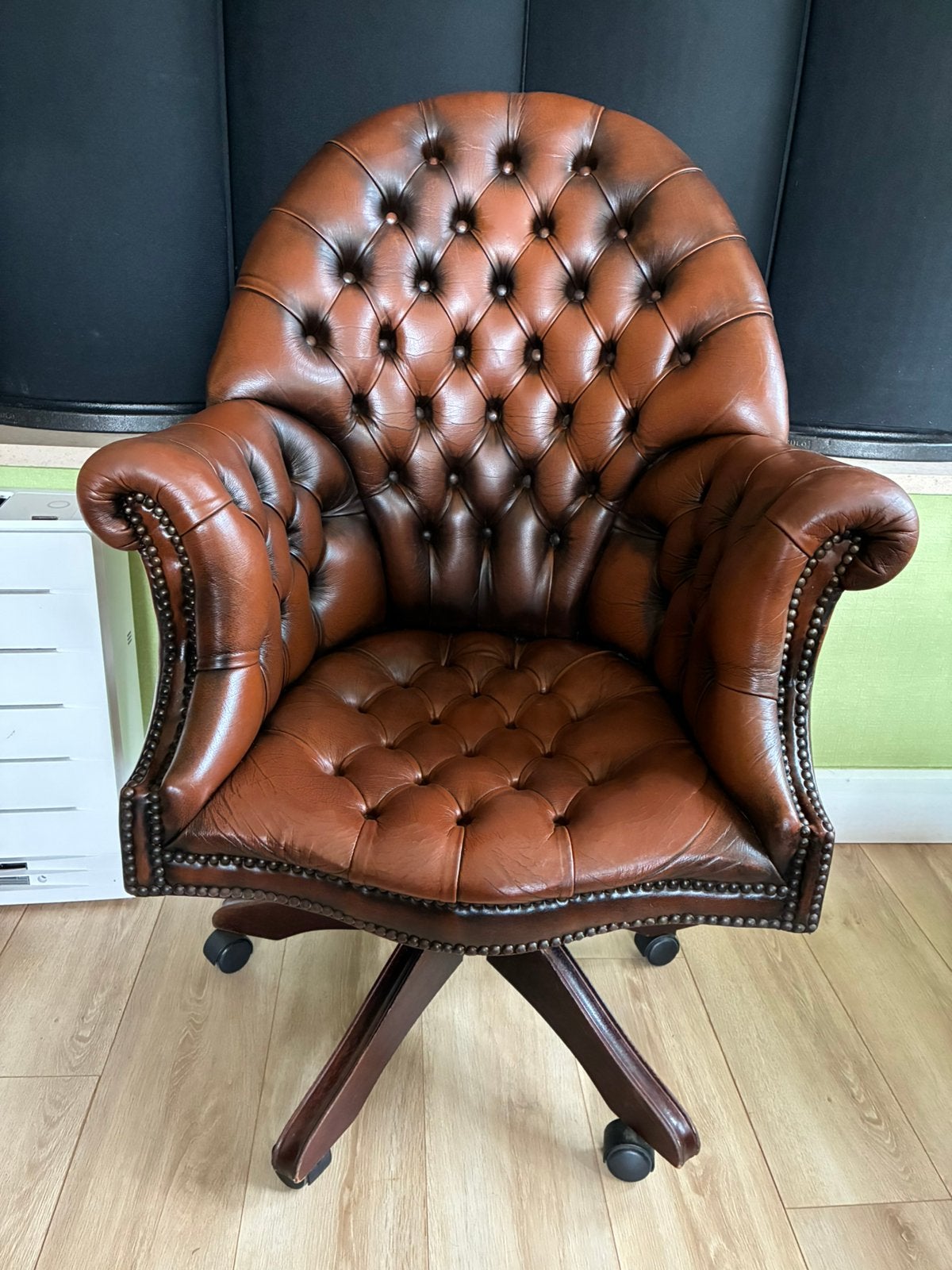 DIRECTOR CHAIR CHESTERFIELD BUREAUSTOEL WARME KLEUR LEDER, Huis en Inrichting, Bureaustoelen, Ophalen, Zo goed als nieuw