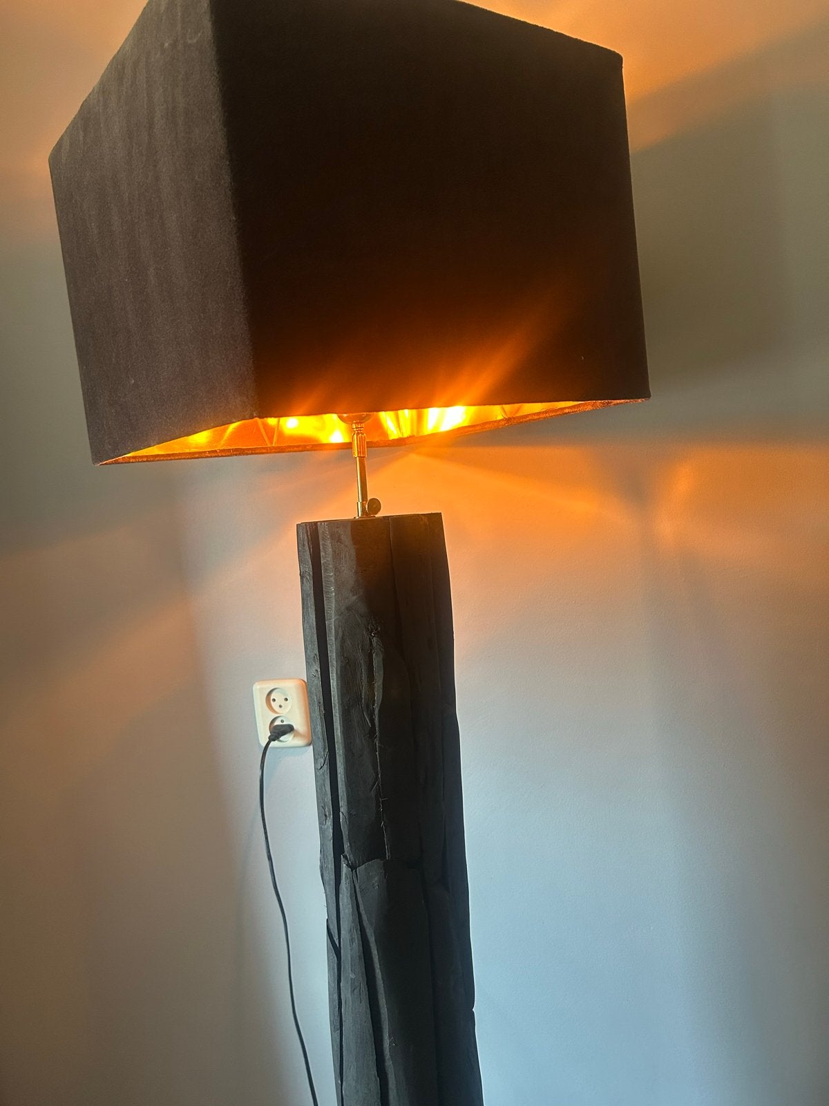 vloerlamp van hout met zwarte kap, Huis en Inrichting, Ophalen, E27 (groot), Zo goed als nieuw, 150 tot 200 cm