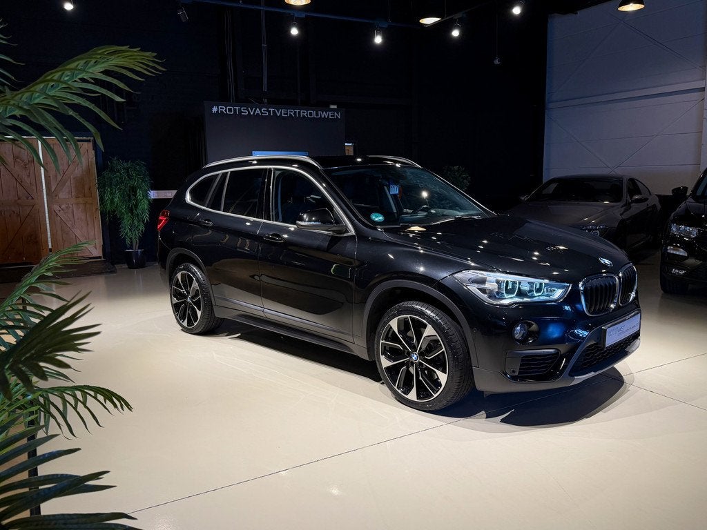BMW X1 xDrive20i Exe Aut Navi|LED|Cruis|PDC|Camera Zwart, 1998 cc, Stof, Gebruikt, Huisgarantie