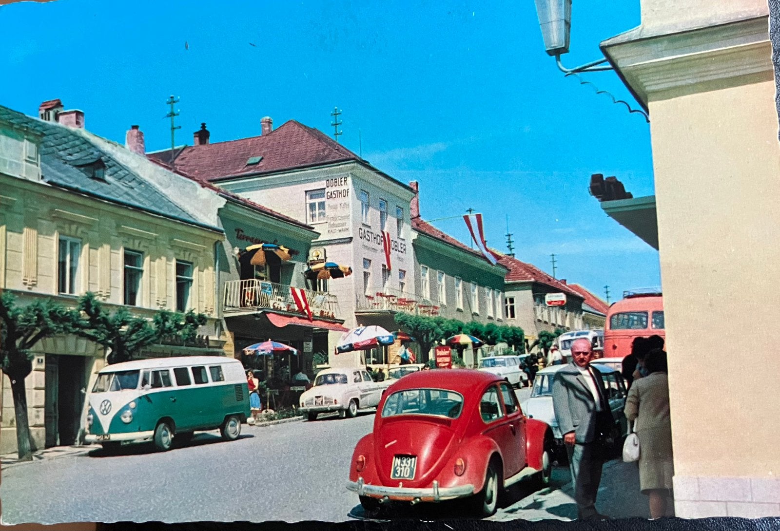 Ansichtkaart met Auto’s VW Bus T1 en VW kever, Ophalen of Verzenden, 1960 tot 1980, Ongelopen, Voertuig