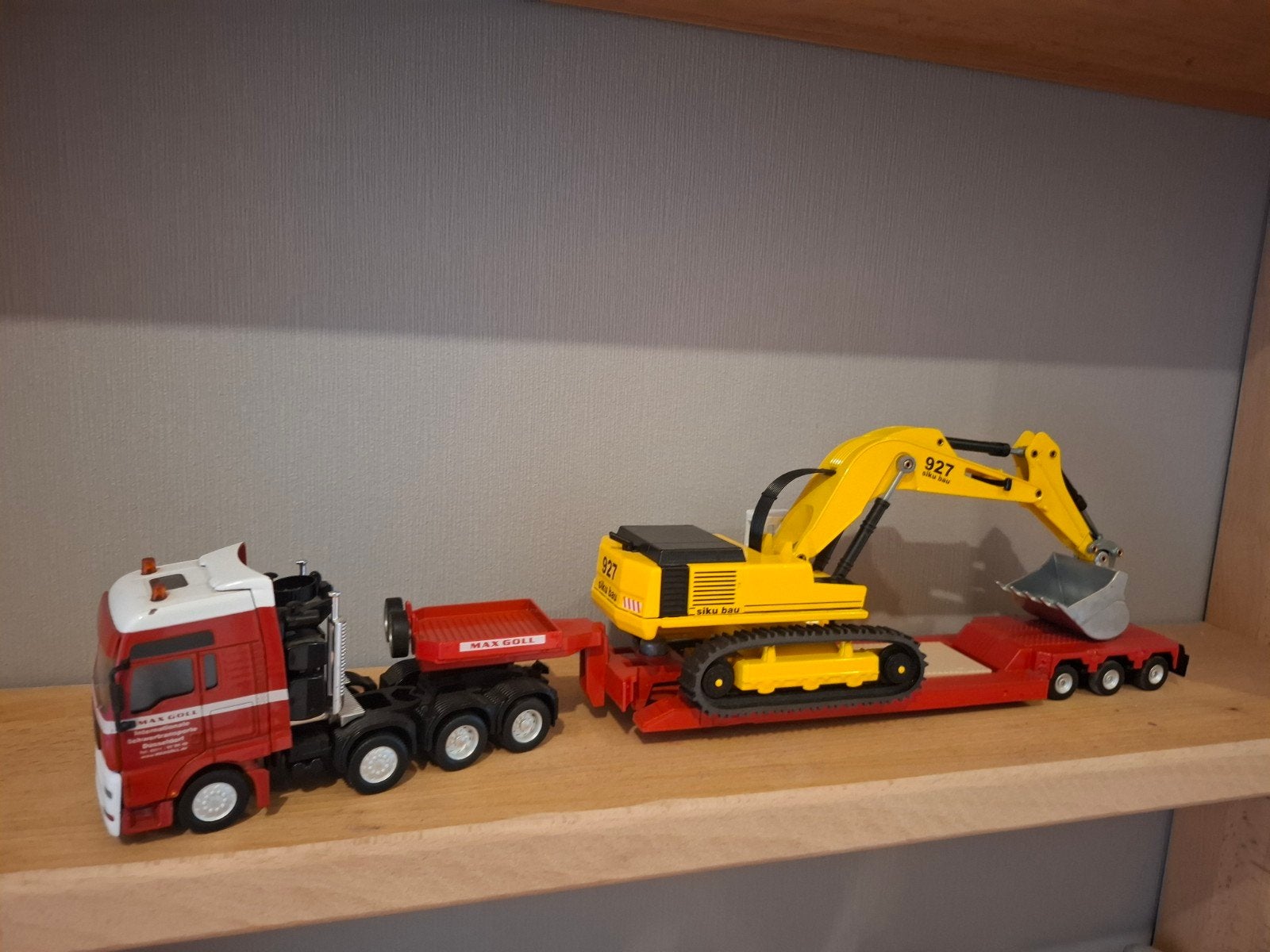 Siku 1:50 m.a.n max goll met graafmachine, Hobby en Vrije tijd, Modelauto's | 1:50, Ophalen of Verzenden, Bus of Vrachtwagen, SIKU