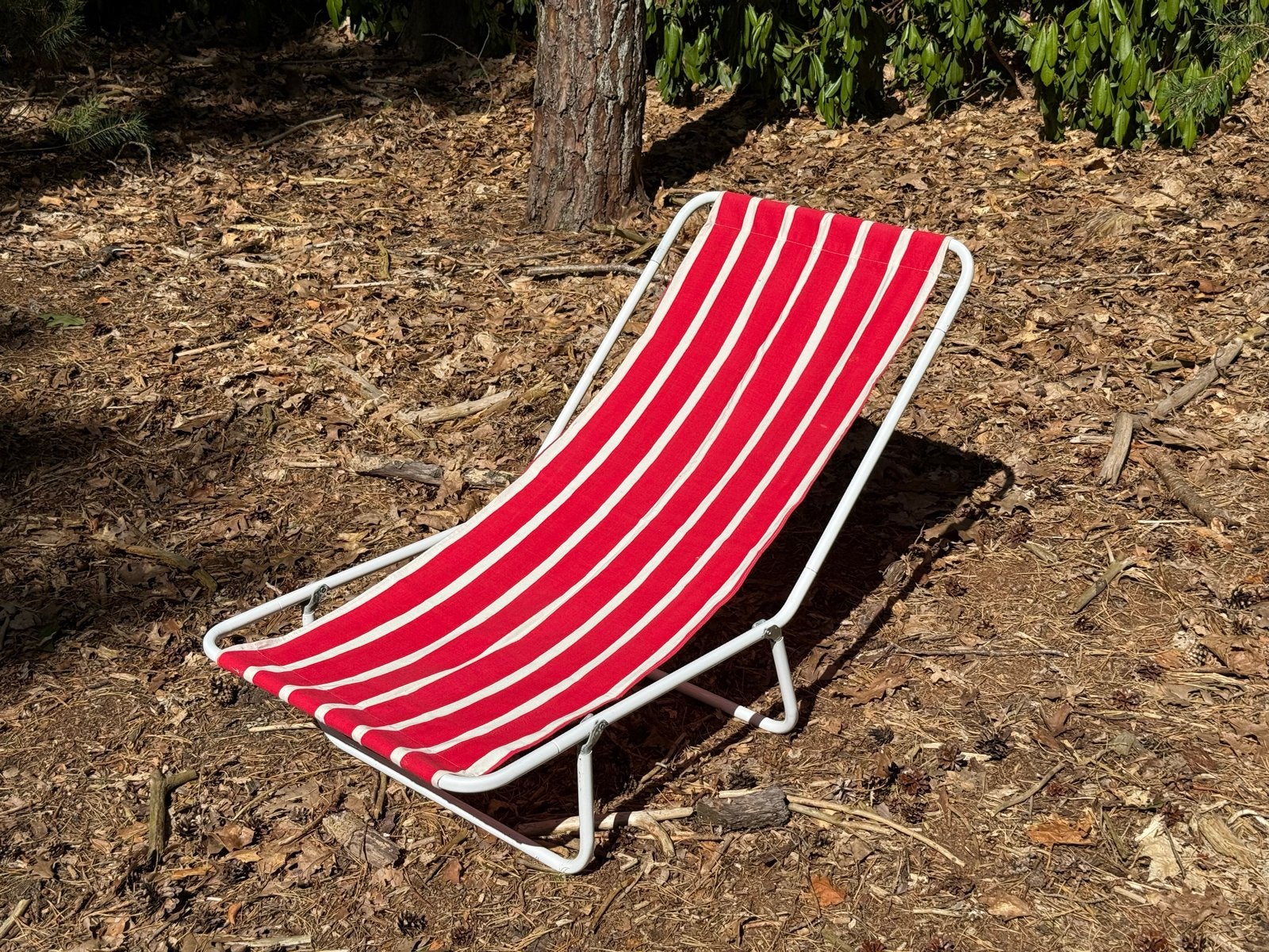 Opvouwbare vintage strandstoel rood-wit gestreept, Ophalen of Verzenden, Zo goed als nieuw, Metaal, Inklapbaar